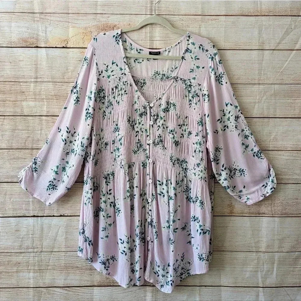 Torrid Size 3X Smocked Panel V-Neck Blouse Pink Green Floral Shirttail Hem
